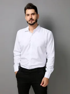 پیراهن مردانه سفید مناسب مهمانی و موقعیت‌های رسمی